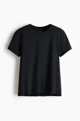 Remera deportiva de manga corta y cuello redondo, color negro, confeccionada en tejido funcional DryMove que ayuda a absorber la humedad y mantener el cuerpo fresco durante el ejercicio.