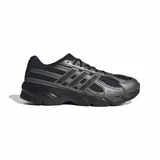 Championes Adidas modelo Technochaos 2000, de diseño inspirado en los años 2000 con estética futurista. Presentan un empeine de malla transpirable con refuerzos sintéticos en tono gris oscuro metalizado, cordones al tono y mediasuela Cloudfoam para mayor amortiguación.