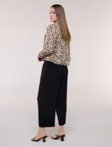 Camperita liviana de silueta entallada y largo a la cintura, con cuello camisero, cierre frontal de botones, mangas largas y bolsillos con solapa en el pecho. Presenta estampado animal print.