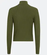 Polera color camel de punto acanalado, con cuello alto y mangas largas.