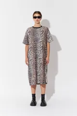 Vestido largo de poliéster con estampado animal print y cuello redondo con ribete negro.
