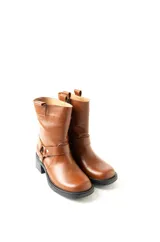 Botas cortas de cuero color chocolate, con hebillas decorativas y taco cuadrado bajo.