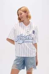 Remera blanca con rayas verticales azules y estampado frontal con la inscripción 'Los Angeles' y el número 9.