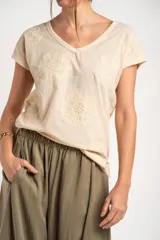 Remera marrón de algodón peinado flame, con escote en V, mangas cortas y diseño bordado de flores en tono sobre tono.