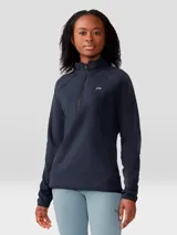 Polar Mountain Hardwear modelo Microchill 1/4 Zip de color negro, con cuello alto, cierre frontal de un cuarto de longitud y mangas raglán. Presenta un pequeño parche con el logo de la marca en el pecho.