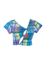 Top corto con escote asimétrico y estampado a cuadros en tonos azul, celeste, lila, amarillo y marrón.