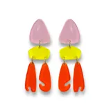 Aros colgantes con piezas geométricas de acrílico en colores rosa, amarillo y naranja.