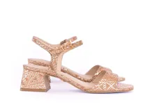 Sandalia de tacón bajo cuadrado, color camel con diseño geométrico tramado. Presenta una tira frontal y una tira ajustable con hebilla metálica en el tobillo.