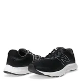 Championes de running New Balance modelo 520 V8, color negro con entresuela blanca. Presentan un diseño de malla técnica transpirable con detalles sintéticos y el logo de la marca en el lateral.