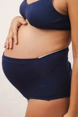 Bombacha maternal de algodón azul marino para embarazo y postparto, de talle alto con faja delantera de doble tejido y diseño cómodo sin presión.