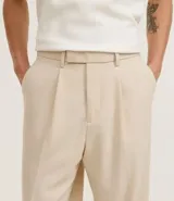 Pantalón masculino wide leg color marrón oscuro, con cintura con trabillas, cierre invisible, bolsillos laterales y frisos.
