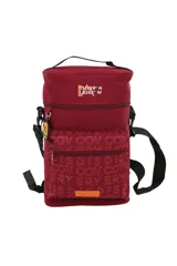 Mochila tipo matera de color bordó, con dos compartimentos principales y correa ajustable para llevar al hombro. Presenta un estampado repetitivo de las palabras "DISCOVERY" y coordenadas geográficas en la parte superior.