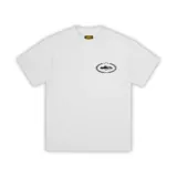 Camiseta de algodón de alto gramaje, color blanco, con logo de la marca estampado en el pecho y diseño gráfico grande en la espalda con tipografía arqueada.