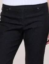 Jegging de algodón elastizado marca Ruby Rd., color negro, de tiro alto con pretina ancha elastizada que brinda soporte abdominal. Presenta silueta ajustada que sigue la línea natural de la pierna, diseño frontal limpio con bolsillos simulados y remaches metálicos, y bolsillos traseros funcionales.