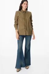 Camisa de manga larga con estampado de rayas verticales en color bordó y blanco, cuello clásico y cierre frontal con botones.