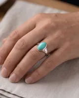 Anillo de plata 925 con piedra ovalada de pasta turquesa.