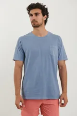 Remera celeste de algodón con bolsillo en el pecho y cuello redondo.