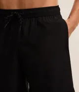 Bermuda deportiva Get Over de color beige, con cintura elástica, cordón ajustable contrastante, bolsillo trasero y pequeña estampa localizada.