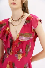 Vestido corto de viscosa con tejido jacquard en lurex multicolor. Presenta escote en V tanto en el frente como en la espalda, decorado con volados en los hombros y una falda con vuelo.