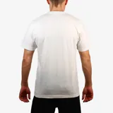 Remera de cuello redondo color blanco con logo pequeño en el pecho.