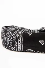 Vincha de pelo elástica con estampado tipo bandana en color rojo y detalles en negro y blanco.