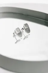 Par de aros plateados con forma rectangular y cierre a presión.