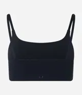 Top deportivo femenino color morado oscuro, de corte recto y ajustado, con escote cuadrado y breteles finos ajustables.