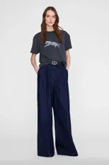 Remera de algodón negro con efecto lavado vintage, manga corta y corte recto ligeramente holgado. Cuenta con una estampa frontal de leopardo y detalles bordados en tono azul.