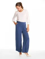 Pantalón palazzo de crepe, corte wide leg, con tiro alto, pinzas frontales y bolsillos funcionales. Presenta pretina lisa en la parte delantera y elástica en la parte posterior.