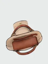 Cartera tipo tote en tamaño extra pequeño, confeccionada en cuero liso color verde oliva. Presenta una estructura rígida, doble asa corta superior y cierre de solapa con botón a presión metálico grabado con el logo de la marca.