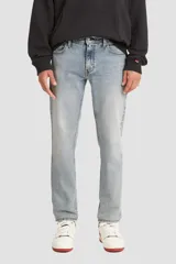 Jean Levi's 511 Slim de hombre, color azul claro con efecto desgastado, tiro medio y corte ajustado.