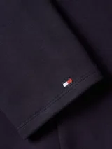 Camisa azul marino de corte slim, con cuello inglés, mangas largas y aberturas en los puños.