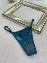 Pack de tres microtangas de encaje con tiras regulables, en colores surtidos.