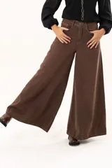 Pantalón de jean color marrón con corte wide leg, tiro alto y costuras decorativas frontales que le dan un estilo estructurado.