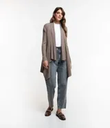 Cardigan largo de punto texturizado color ladrillo, con abertura frontal y terminación en puntas.