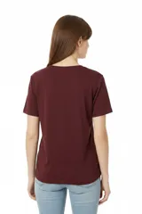 Remera blanca de manga corta con cuello en V y calce holgado, confeccionada en algodón.