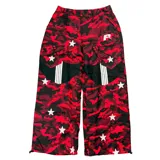 Pantalón de tiro bajo con estampado de camuflaje en tonos rojos y negros. Presenta diseño holgado, detalles de estrellas blancas aplicadas, paneles laterales con franjas verticales y bolsillos cargo.