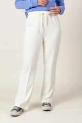 Pantalón de jogging negro, de corte recto y cintura alta con cordón ajustable.