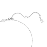 Colgante con cadena plateada y dije en forma de corazón con cristal central y halo de pavé transparente.