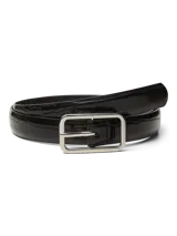 Cinturón negro con textura efecto cocodrilo, hebilla metálica rectangular plateada y pasador a juego.
