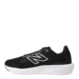 Championes de running New Balance modelo 413 V3, color negro con detalles en blanco. Presentan un diseño de malla transpirable sin costuras, cierre con cordones y suela con tecnología EVA Ground Contact para mayor amortiguación y agarre.
