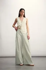 Pantalón palazzo a rayas verticales color verde y blanco.