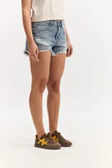 Short de denim negro de tiro alto, con roturas y lavado desgastado en el frente, y ruedos desflecados.