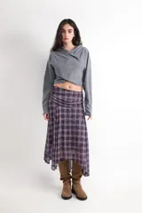 Jersey estilo sudadera gris con capucha, escote en pico y diseño cruzado en la parte frontal.
