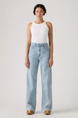 Pantalón de jean estilo carpenter con corte baggy y pierna ancha. Presenta tiro alto, bolsillos laterales y traseros, y costuras reforzadas características del diseño utilitario.