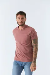 Remera básica de hombre con escote en V y manga corta. Presenta un diseño liso con logo bordado en el pecho.