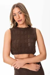 Top corto marrón de hilo con tejido calado y cuello alto.
