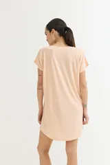 Vestido corto color verde agua con estampado de flor lineal, de corte recto y manga corta. Incluye cinturón de jean anudado a la cintura.