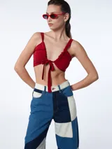 Top negro con escote regulable y breteles ajustables que se pueden atar en el delantero o espalda.