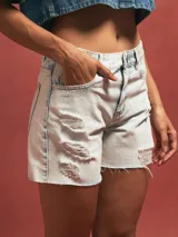 Short de jean tiro alto en color celeste claro con efecto lavado, presenta roturas desgastadas en el frente y ruedo desflecado.